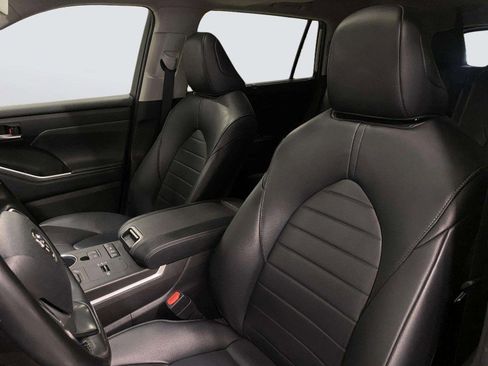 Used 2022 Toyota Highlander XLE AWD/4WD image 34