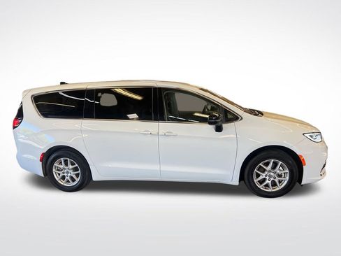 Used 2024 Chrysler Pacifica Touring-L FWD image 4