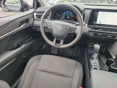 Used 2025 Toyota Camry LE image 10