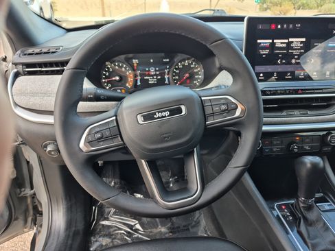 Used 2024 Jeep Compass Latitude AWD/4WD image 9