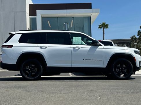 Used 2024 Jeep Grand Cherokee L Limited w/ Black Appearance Package AWD/4WD image 2