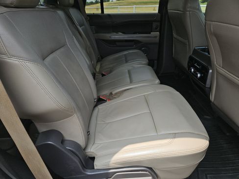 Used 2018 Ford Expedition XLT w/ Equipment Group 202A RWD image 35