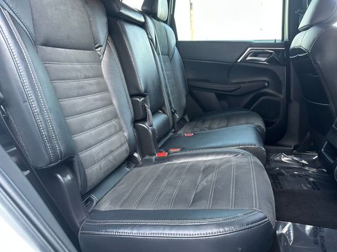 Used 2022 Mitsubishi Outlander SE image 23