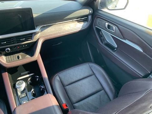 Used 2025 Ford Explorer Platinum image 24