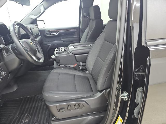 Used 2023 Chevrolet Silverado 1500 LT AWD/4WD image 2