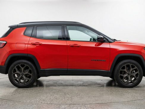 Used 2025 Jeep Compass Limited image 11