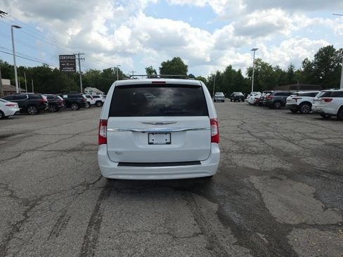 Used 2015 Chrysler Town & Country Touring w/ Driver Convenience Group FWD image 4
