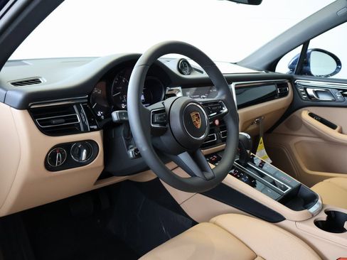 Used 2025 Porsche Macan image 4
