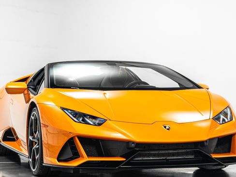 Used 2020 Lamborghini Huracan EVO image 3