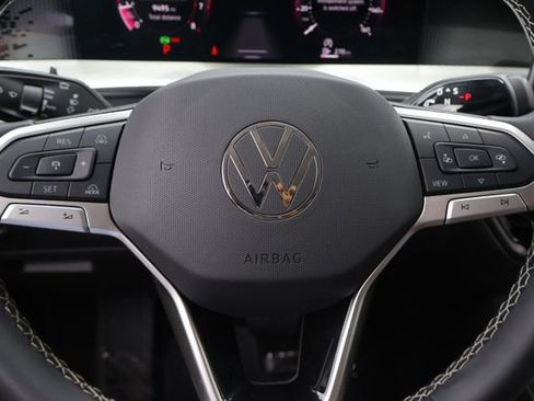 Certified 2025 Volkswagen Tiguan SE FWD image 21