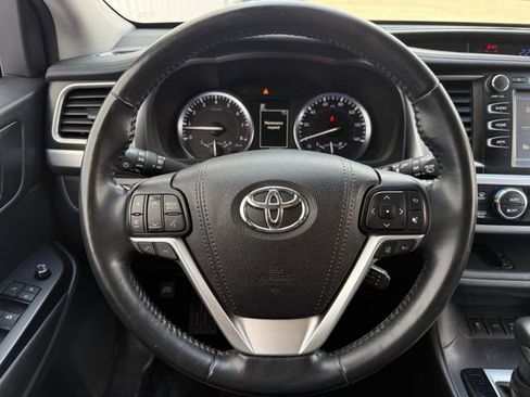 Used 2017 Toyota Highlander SE w/ Carpet Mat Package image 12