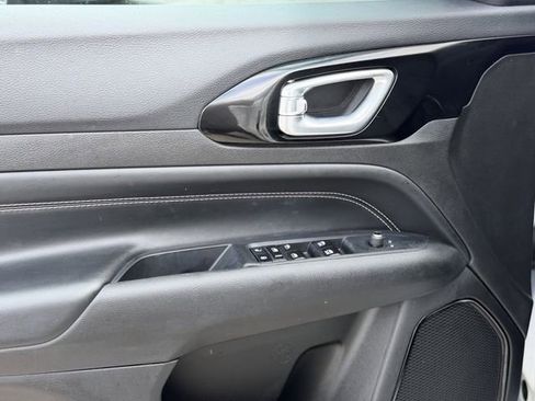 Used 2024 Jeep Compass Latitude w/ Altitude Special Edition AWD/4WD image 12