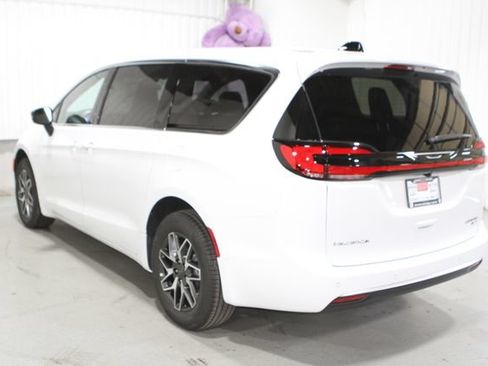 New 2027 Chrysler Pacifica Limited AWD/4WD image 27