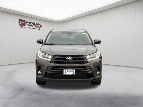 Used 2017 Toyota Highlander SE AWD/4WD image 3