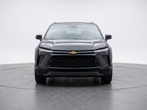 Used 2025 Chevrolet Blazer LT FWD image 2