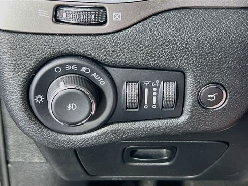 Used 2022 Jeep Cherokee Limited AWD/4WD image 10