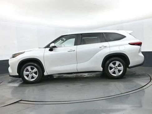 Used 2023 Toyota Highlander LE FWD image 4
