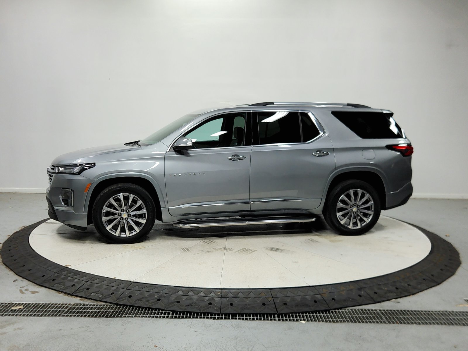 Used 2023 Chevrolet Traverse Premier FWD image 5