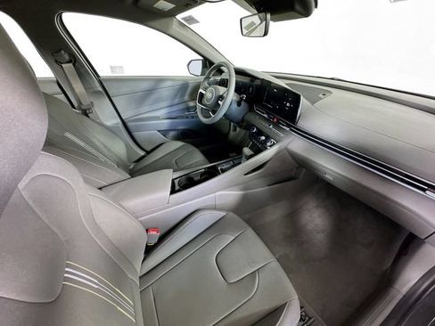 New 2025 Hyundai Elantra SEL FWD image 28
