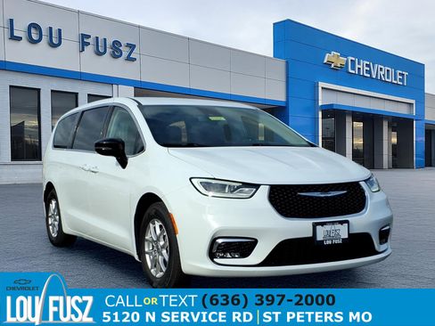 Used 2024 Chrysler Pacifica Touring-L image 1