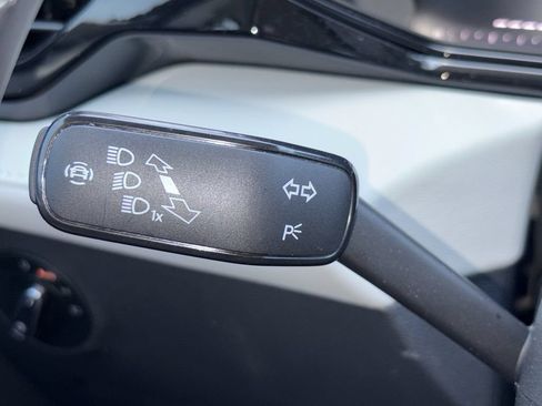 Certified 2025 Volkswagen Taos S FWD image 19