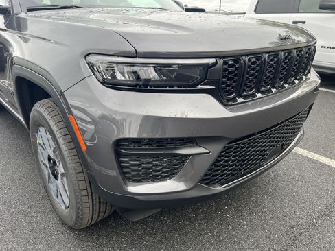 New 2025 Jeep Grand Cherokee Altitude image 2
