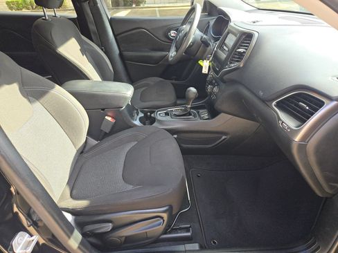 Used 2019 Jeep Cherokee Latitude w/ Popular Appearance Group FWD image 28