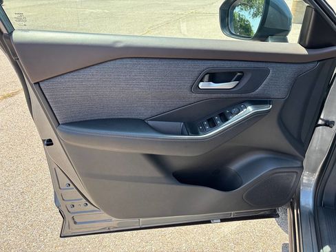 Used 2023 Nissan Rogue SV image 8