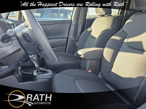 Used 2023 Jeep Renegade Latitude image 12