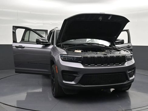 Used 2024 Jeep Grand Cherokee Altitude AWD/4WD image 29