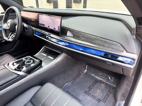 Used 2024 BMW i7 xDrive60 w/ Premium Package AWD/4WD image 14
