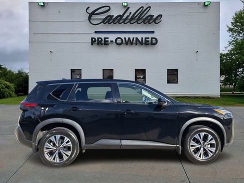 Used 2021 Nissan Rogue SV image 2