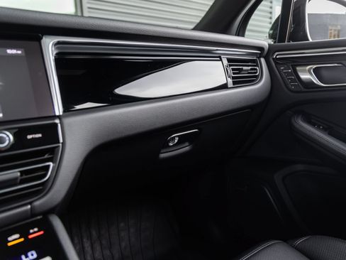 Certified 2026 Porsche Macan AWD/4WD image 32