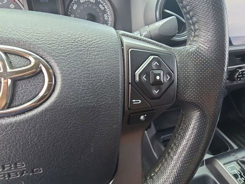Used 2017 Toyota Tacoma TRD Off-Road AWD/4WD image 18