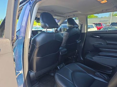 Used 2021 Toyota Highlander XLE AWD/4WD image 17