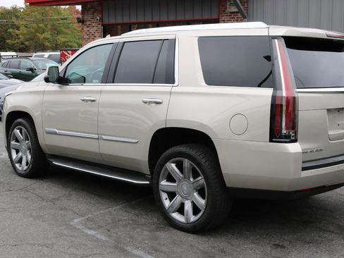 Used 2015 Cadillac Escalade Luxury AWD/4WD image 6