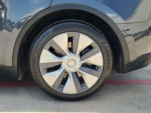 Used 2024 Tesla Model Y Long Range AWD/4WD image 32