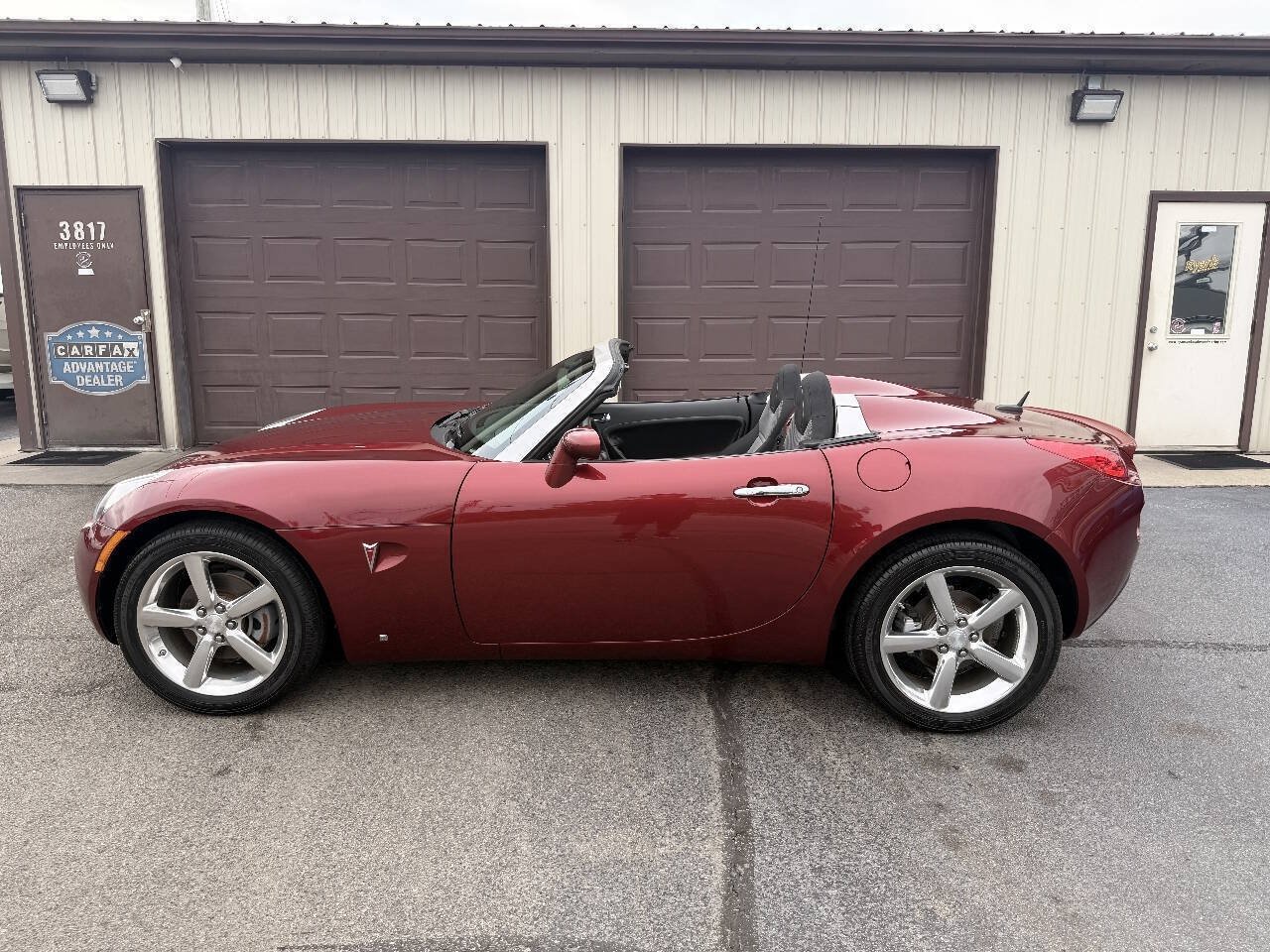 Used 2009 Pontiac Solstice Convertible w/ Preferred Package RWD image 3