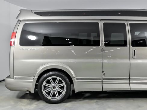 Used 2018 GMC Savana 2500 Extended w/ Enhanced Convenience Package RWD image 11