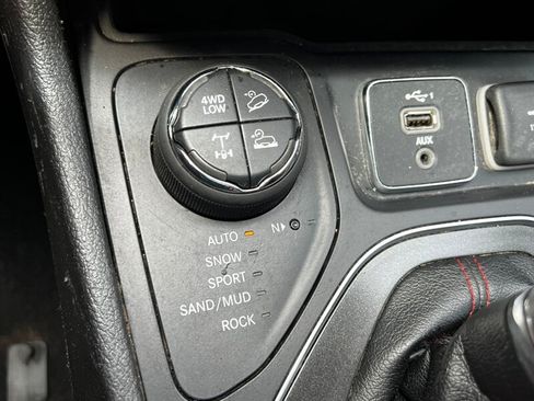 Used 2021 Jeep Cherokee Trailhawk w/ Trailer Tow Group AWD/4WD image 34