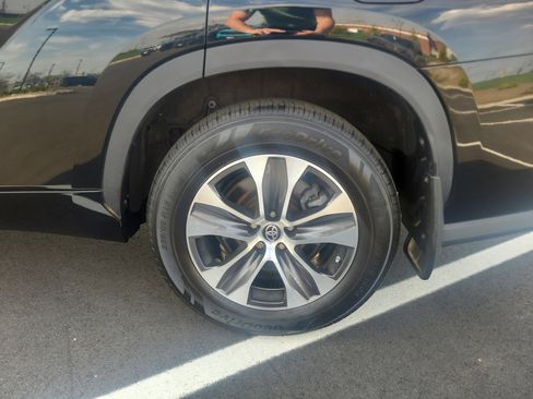 Used 2023 Toyota Highlander XLE image 11