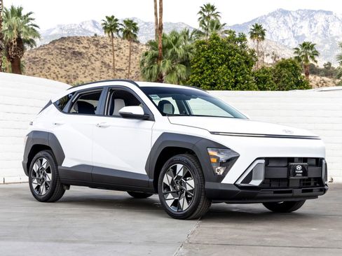 Used 2025 Hyundai Kona SEL image 2