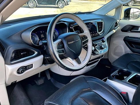 Used 2020 Chrysler Pacifica Limited image 12