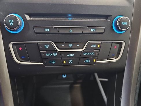 Used 2017 Ford Fusion SE w/ Fusion SE Technology Package FWD image 18