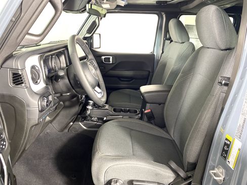 Used 2025 Jeep Wrangler Unlimited Sahara AWD/4WD image 17