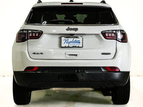 Used 2025 Jeep Compass Latitude w/ Sun & Sound Group AWD/4WD image 8