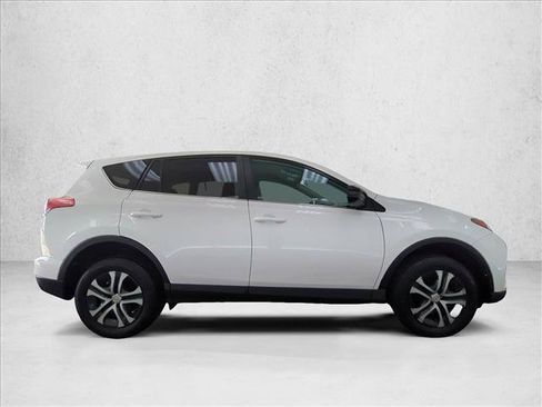 Used 2018 Toyota RAV4 LE FWD image 4