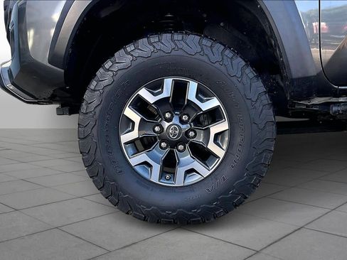 Used 2017 Toyota Tacoma TRD Off-Road image 10