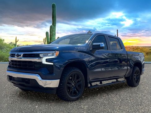Used 2022 Chevrolet Silverado 1500 LT AWD/4WD image 2
