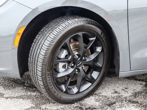 Used 2022 Chrysler Pacifica Limited w/ S Appearance Package AWD/4WD image 18